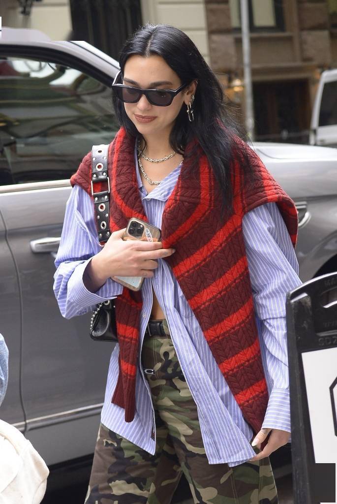 "啪姐"杜瓦·里帕最新时尚街拍 衬衫配迷彩裤时尚复古_美国纽约_时间