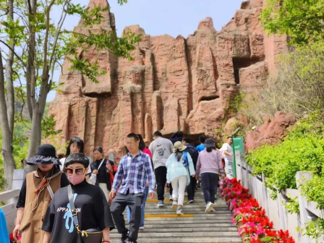 石林峡五一假期人气满满:又双叒叕上cctv,荣登《新闻联播》节目_景区