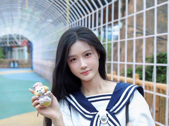 陈意涵水手服造型乐园游玩写真发布 黑长直造型满满少女感_夏日