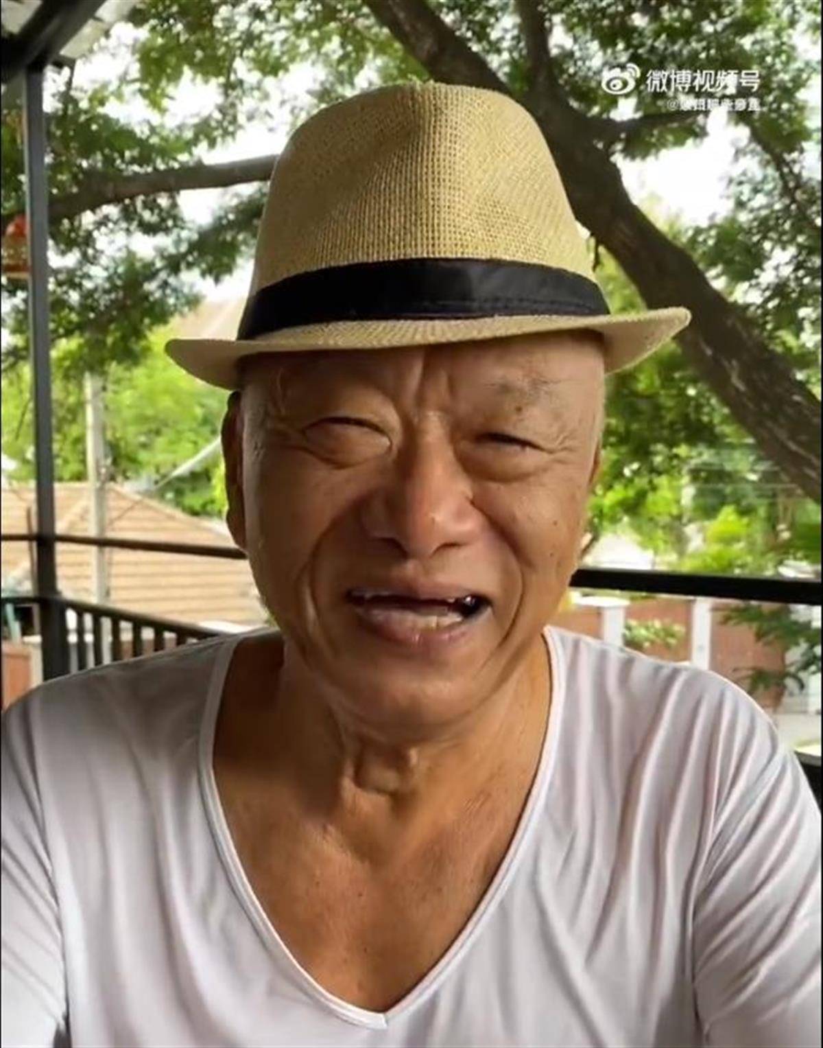 78岁台湾艺人凌峰重现招牌光头公开露面,准备出书,中风康复后隐居泰国