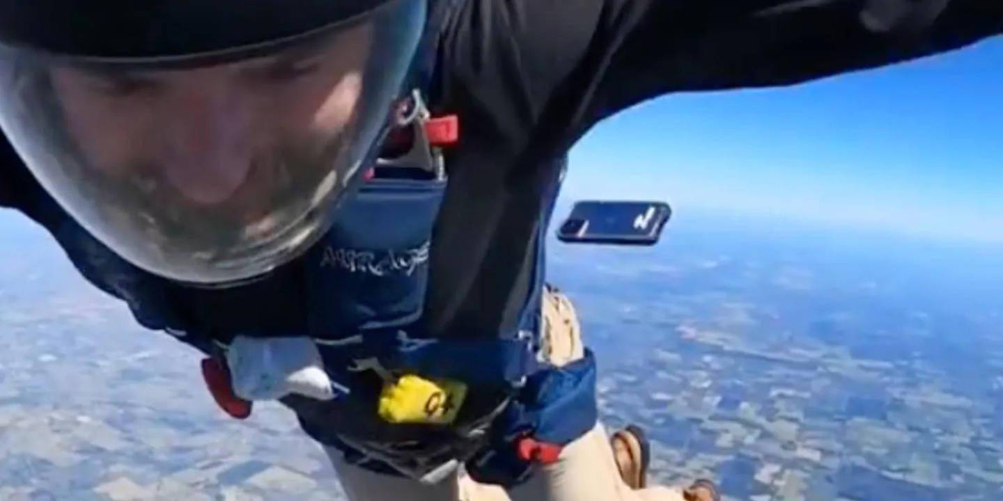带壳 iPhone 从 14000 英尺高空坠落，找回后仍能正常工作