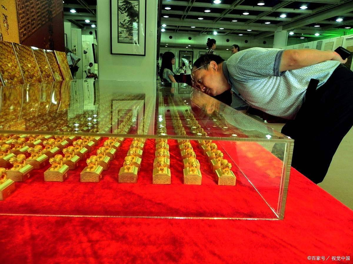 招远文旅局:单手拿起50斤金砖就送.