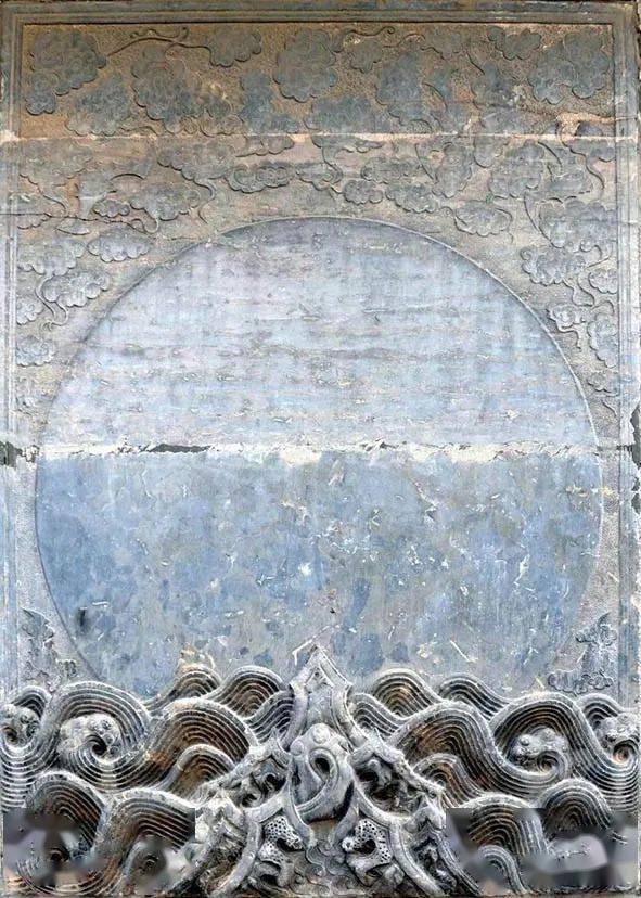 如恒贞堡东堡门石雕影壁"海水朝日",画面为一轮红日冉冉升起,天空中