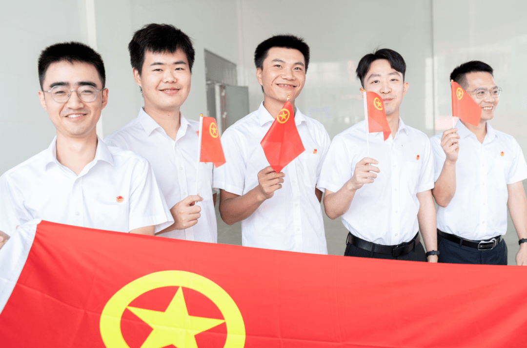 他们用饱满的激情,青春的热血,表达新时代团员青年爱党爱国爱团的初心