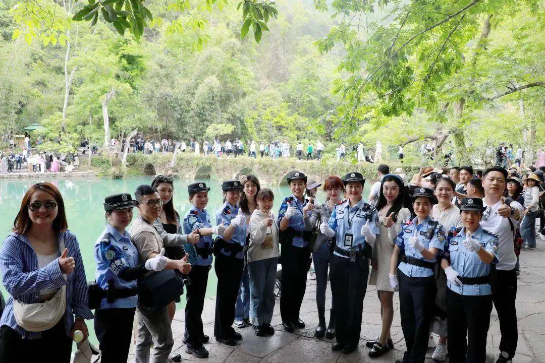 旅游警察女子中队中队长梁佳瑶一边擦着汗,一边不断提醒游客注意人身