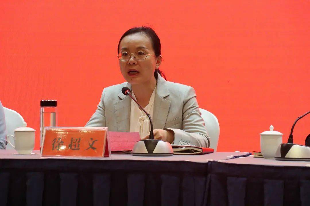 会上,徐超文宣读了表彰决定.