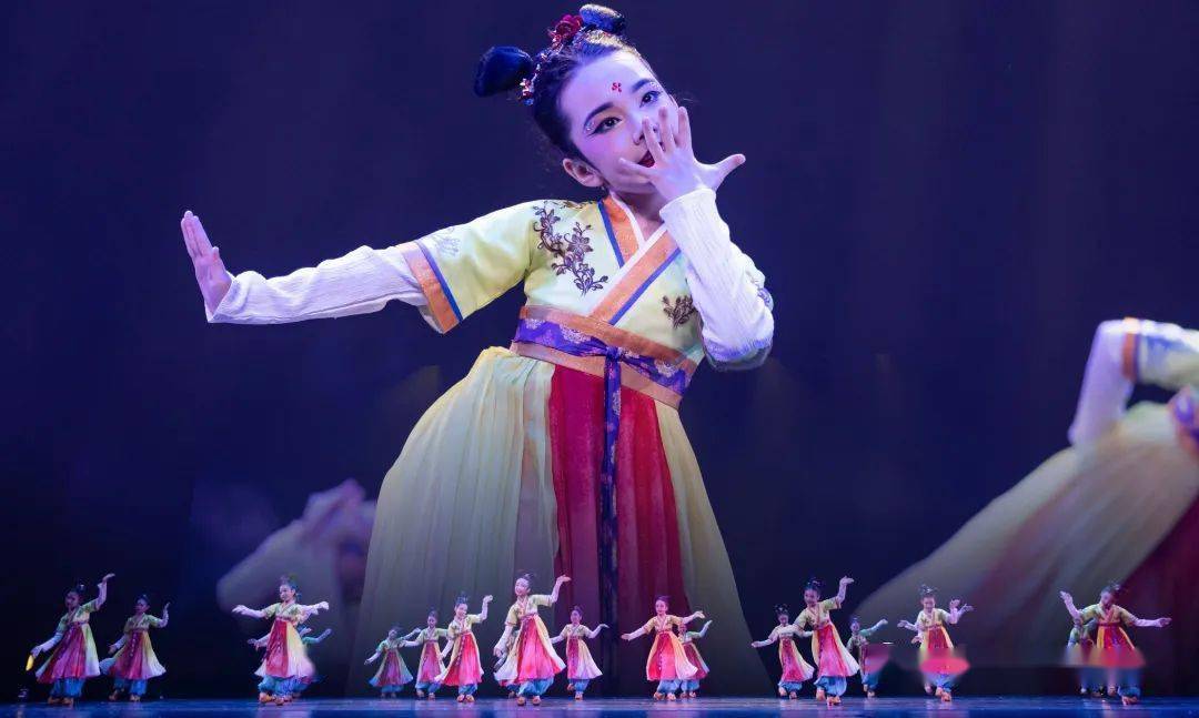 参赛单位:广州市越秀区文化馆,张白羽国际舞蹈学院编导:王颖,唐胤莹