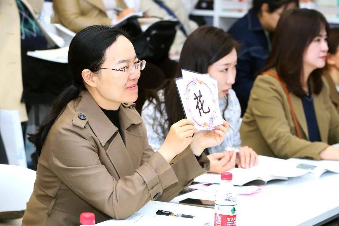七一小学闻琪主任以《趣游诗词世界 积淀文化底蕴》为题介绍了基于五