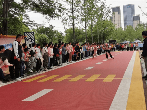 合肥市万慈小学:无与轮比 滑出精彩_比赛_滑轮_少年