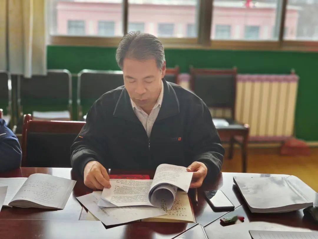 隆德县峰台中学教师,隆德县峰台中学党支部书记,校长,隆德县山河中学