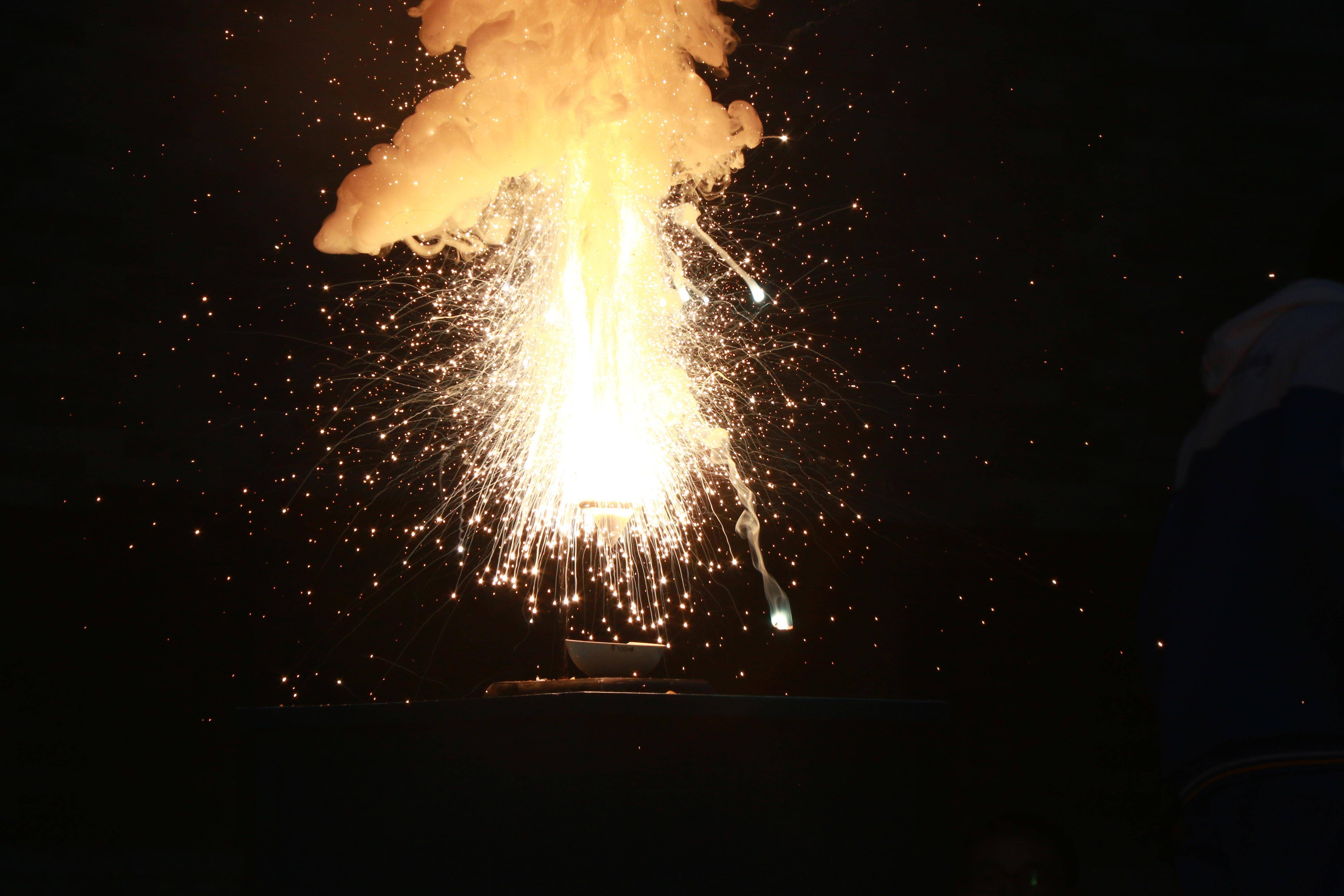 惨烈!俄铝热弹轰炸,乌军机动营被烧毁,现场200多人全部被烧焦