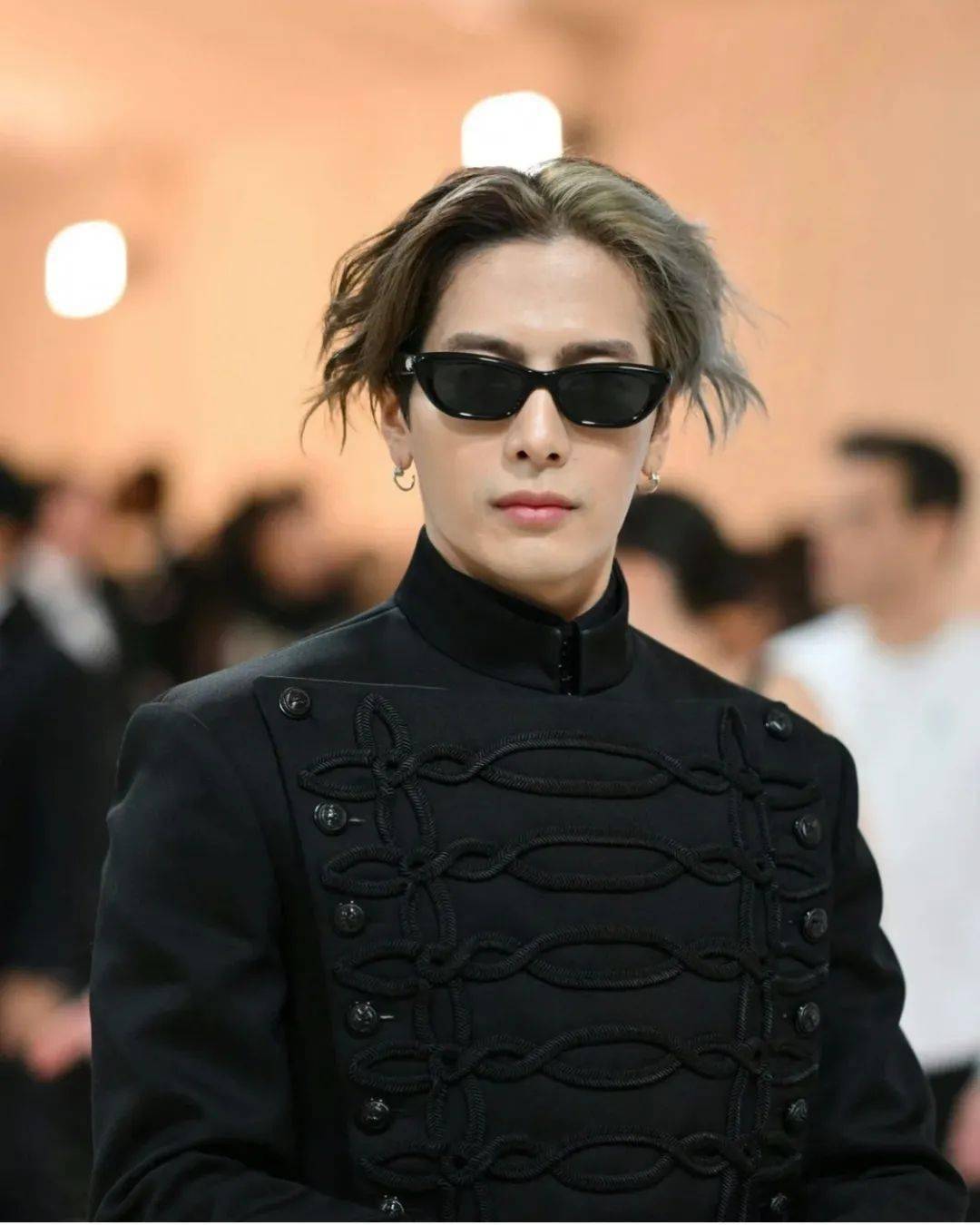 met gala 致敬老佛爷 发型有亮点