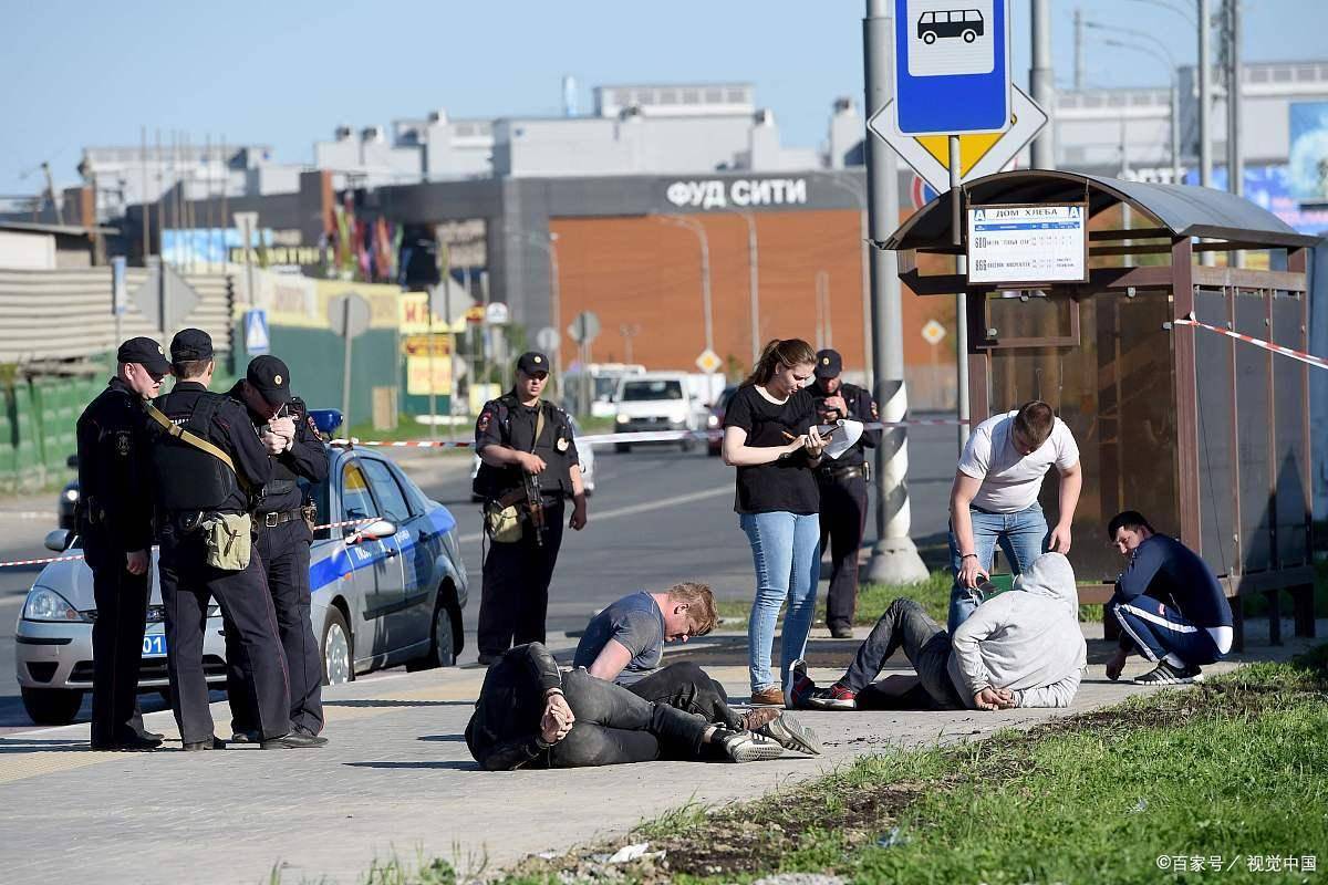 身穿战术防弹背心的枪手在商场内随机开枪,造成包括自己在内的9人死亡