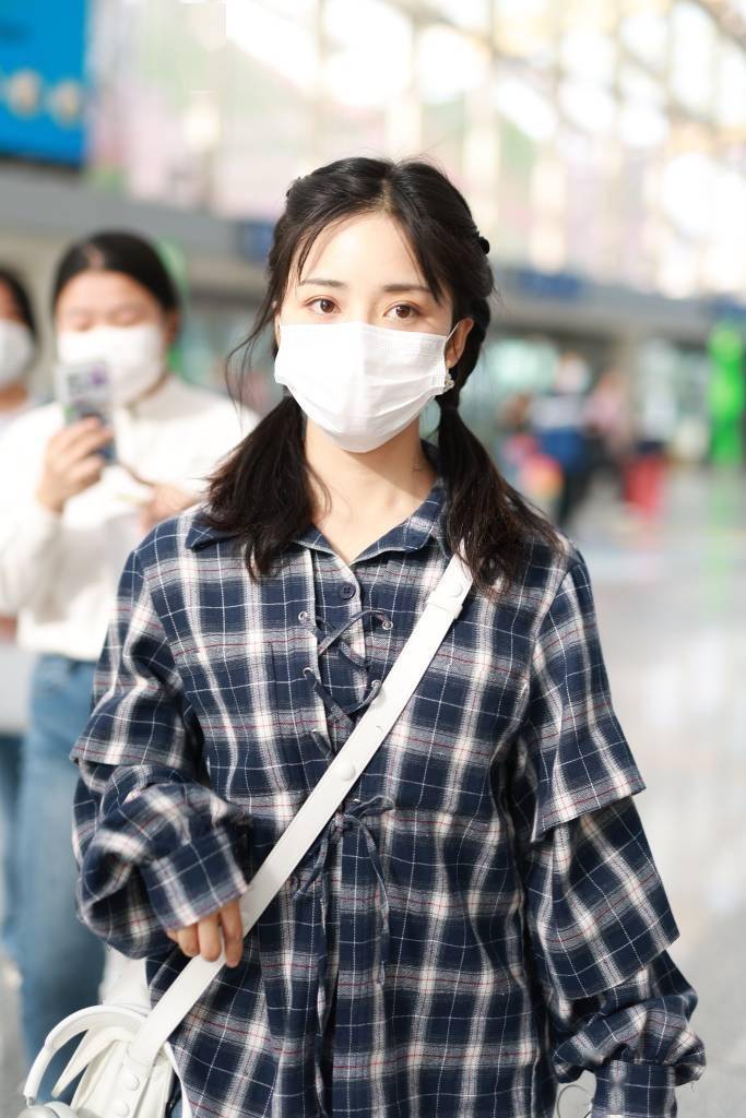 沈月双马尾造型搭配格子衬衫 挎白色挎包秒变清纯学妹_必备_休闲