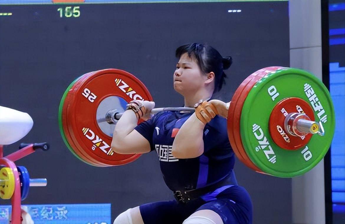 中国00后姑娘打破世界纪录,总成绩超出亚军29公斤_桂芳_举重_比赛