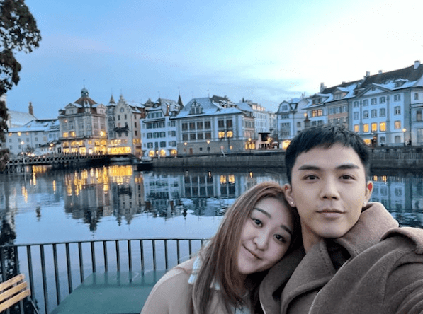 伍富桥去年5月迎娶曾任tvb幕后的女友梁兆楹后,陪老婆周游列国相当