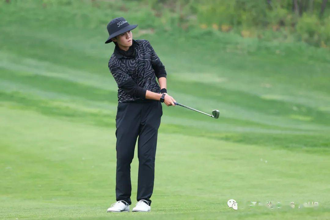 职业新秀杨月华在第二轮交出红字:71杆,两轮总成绩146杆,单列第四位