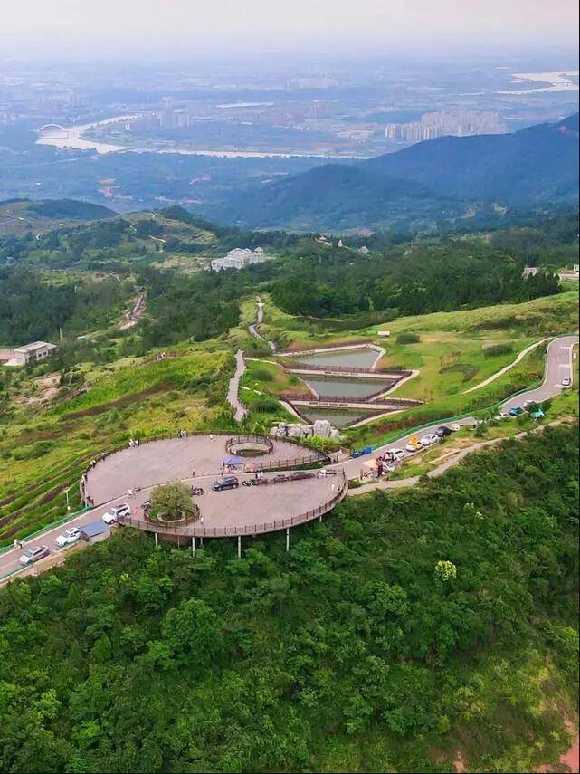 在金堂龚家山观景台,不少人慕名来此爬山,露营,看日出,带火乡村旅游
