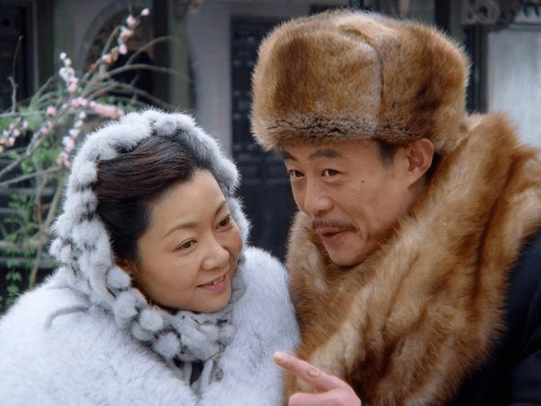 首先,派人给周涛飞发电报,让周涛飞的助理丁文东快速来济南,商议大事.