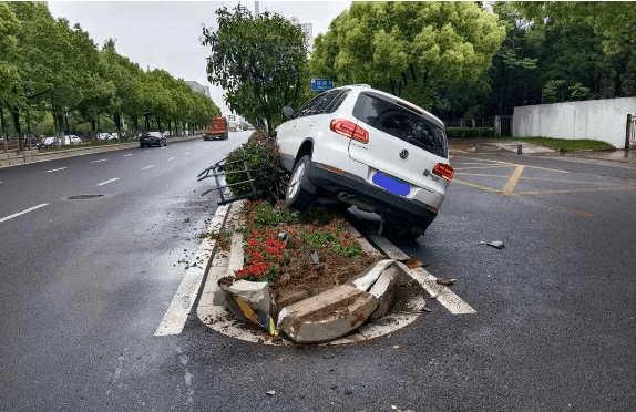 "江苏一男子驾车时突然困意袭来,一头撞到马路中央绿化岛上!