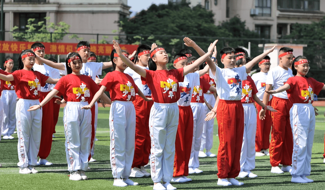 岁月燃烧着激情,旋律舞动出梦想黄石十四中学子的大型伞舞轻盈舞动