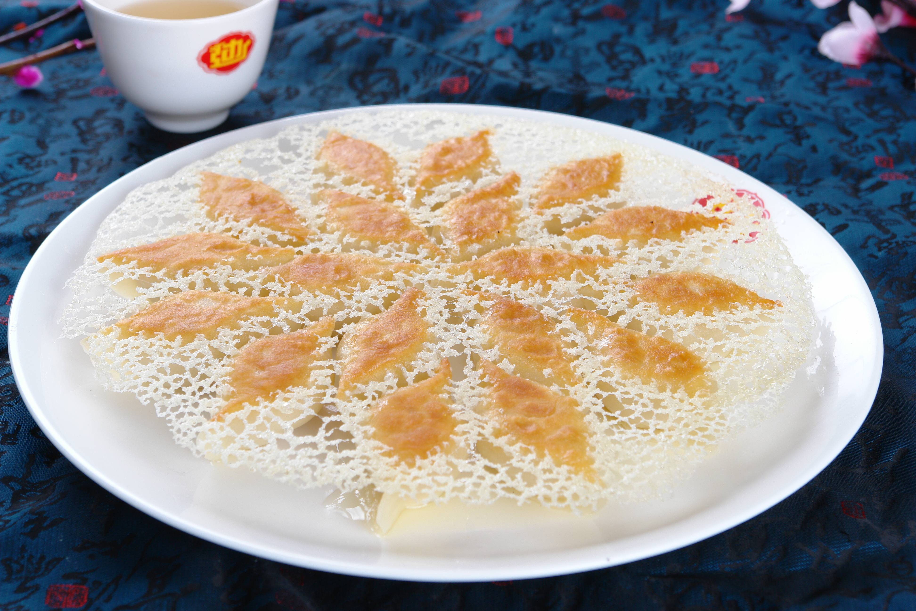 沈阳老边饺子鞍山海城馅饼:温水和面,选猪,牛肉为鸳鸯馅.