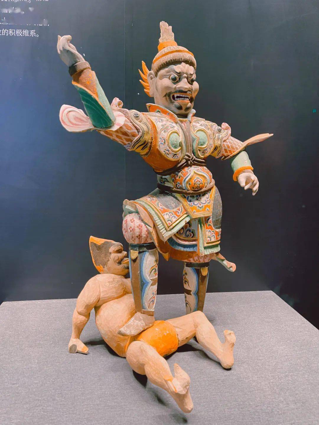 彩绘天王踏鬼木俑,此俑出自唐代将军张雄夫妇合葬墓,这种俑是作为墓葬