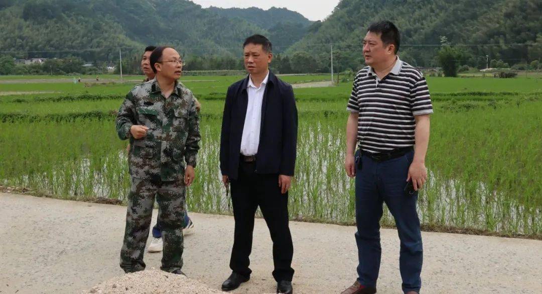 何浩光先后来到热水镇长塘村谭官坝组,小水组,村