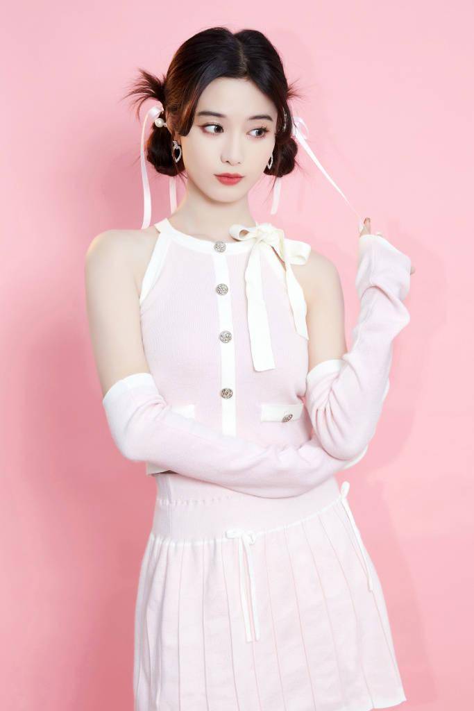 徐艺洋参演的综艺节目《喜欢你我也是》最新造型写真,她身穿露肩粉色