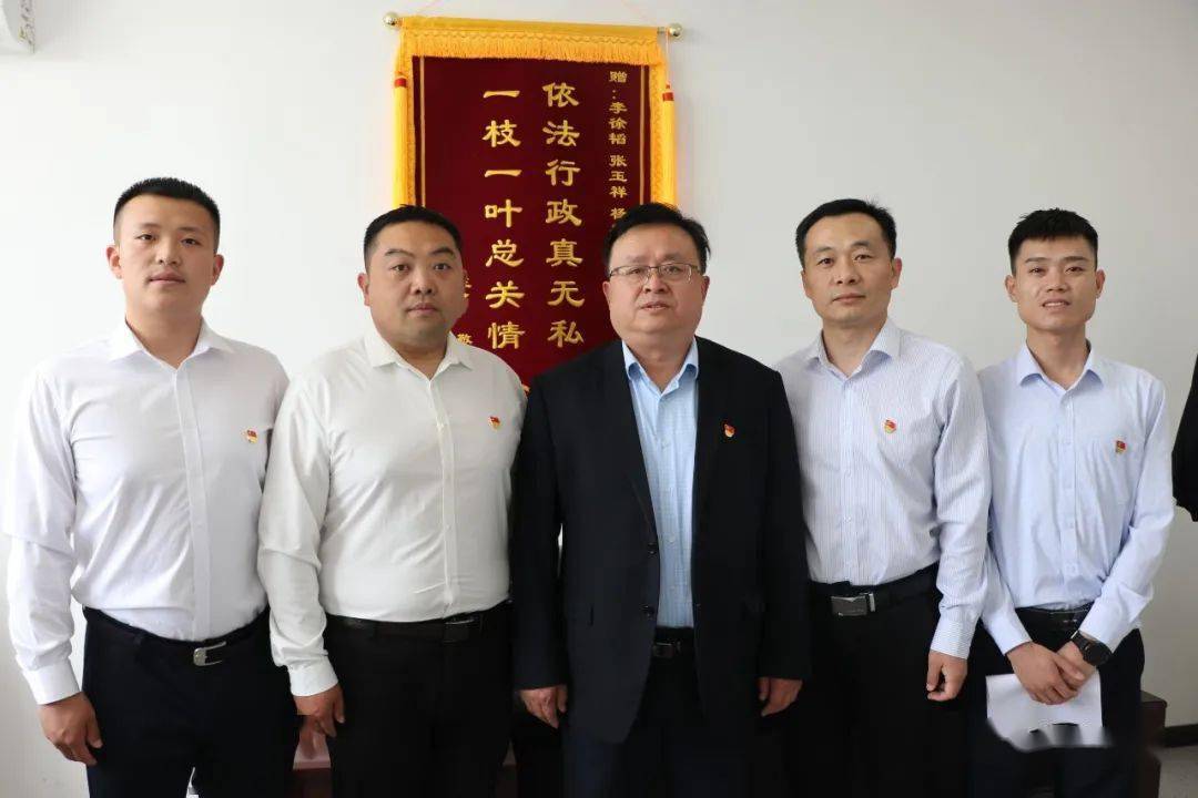 一面彤红的锦旗和一封长长的感谢信承载着北京群众王某的无尽感激之情