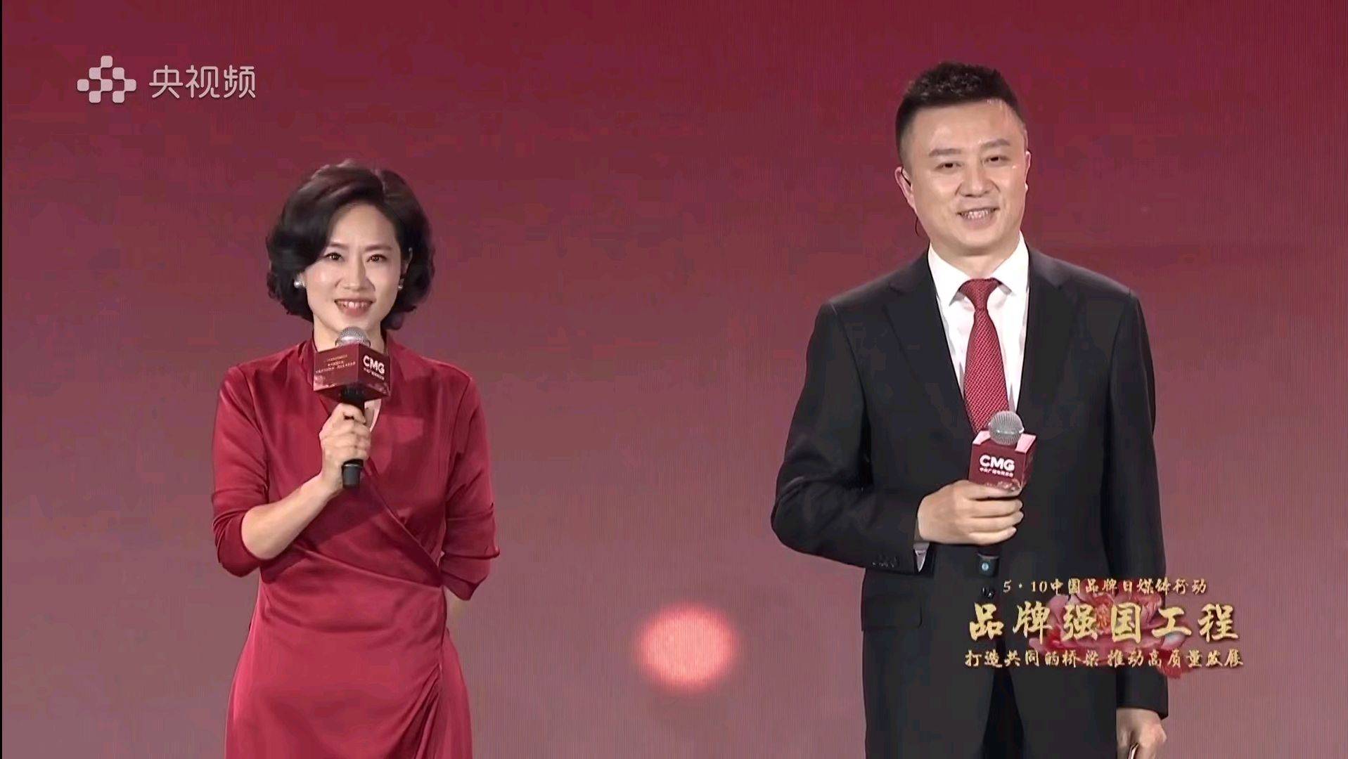 潘涛和史小诺首次搭档,一个儒雅随和一个端庄大方,央视50岁以上主播