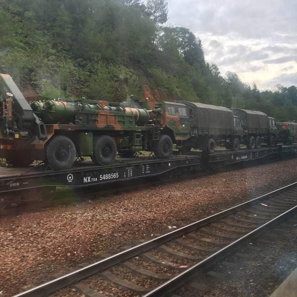 解放军新型装甲运兵车入役,战士随停随有战力_卡车_敌方_机动能力