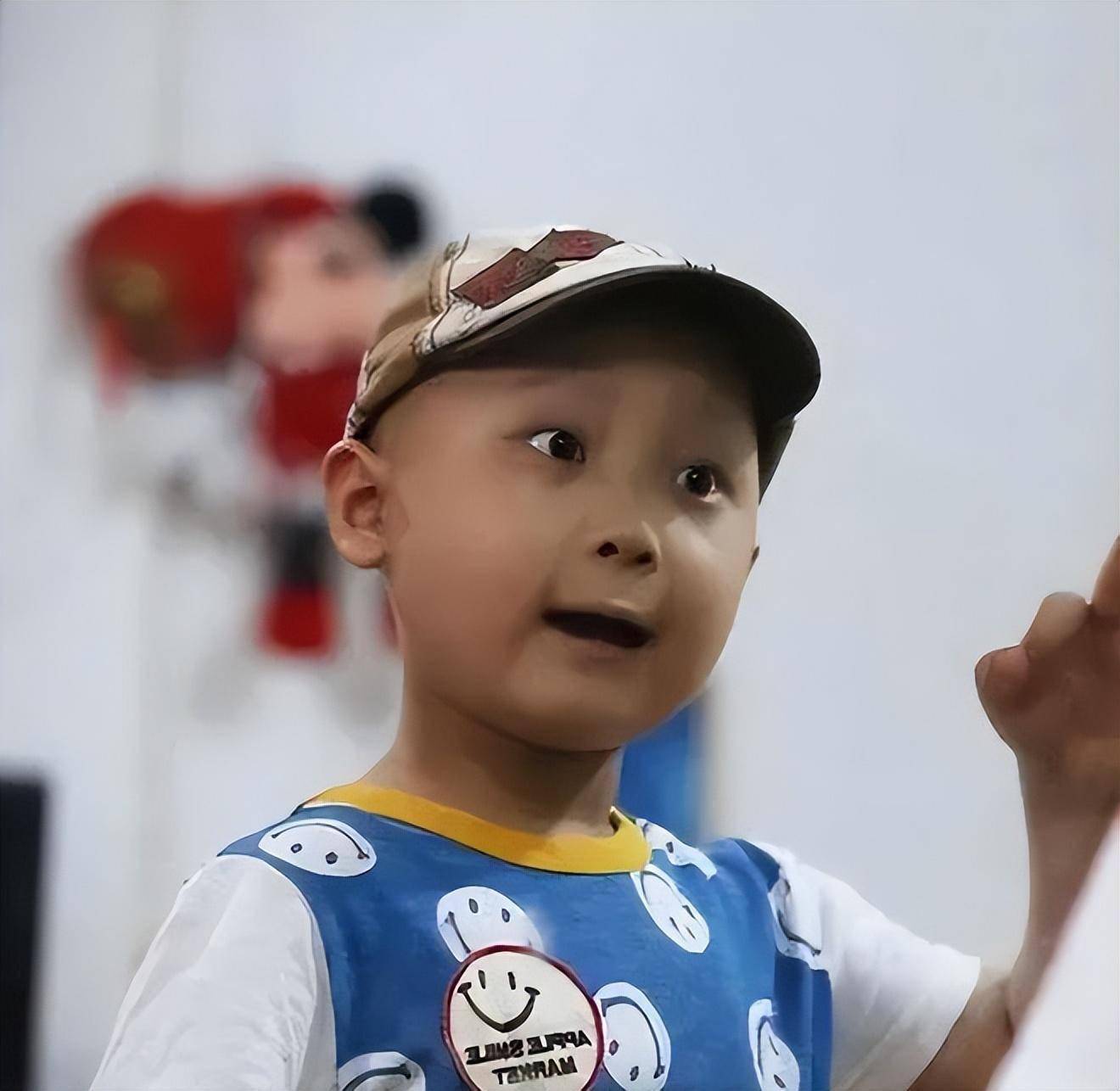 戏曲神童邓鸣贺6岁上春晚成父母摇钱树8岁积劳成疾患绝症