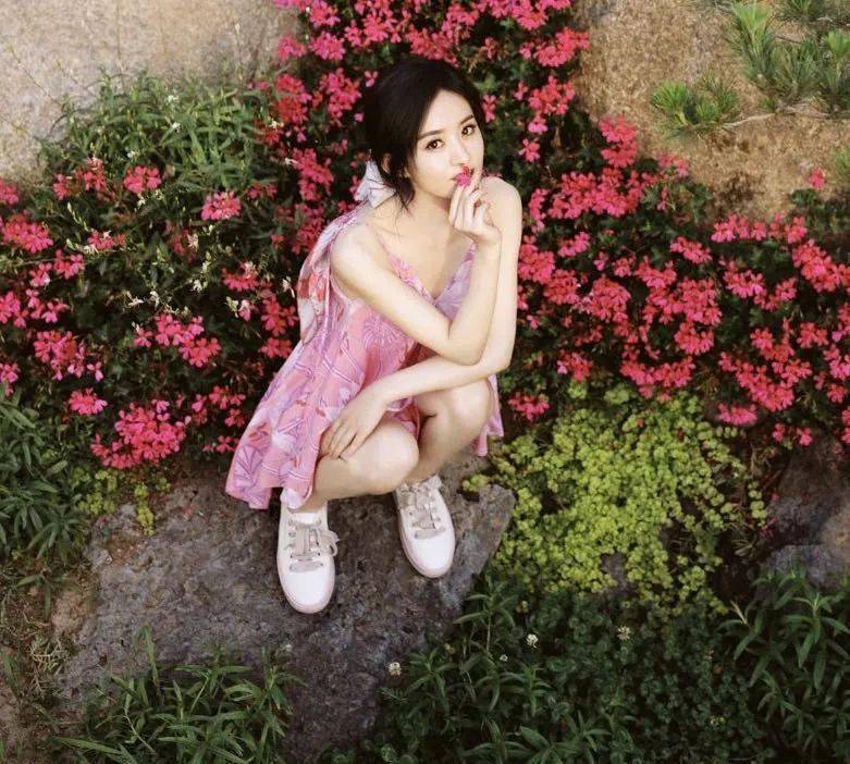 赵丽颖七夕发福利,坐大石墩上拍照,脚丫子都很有戏_颖宝_不知道_造型