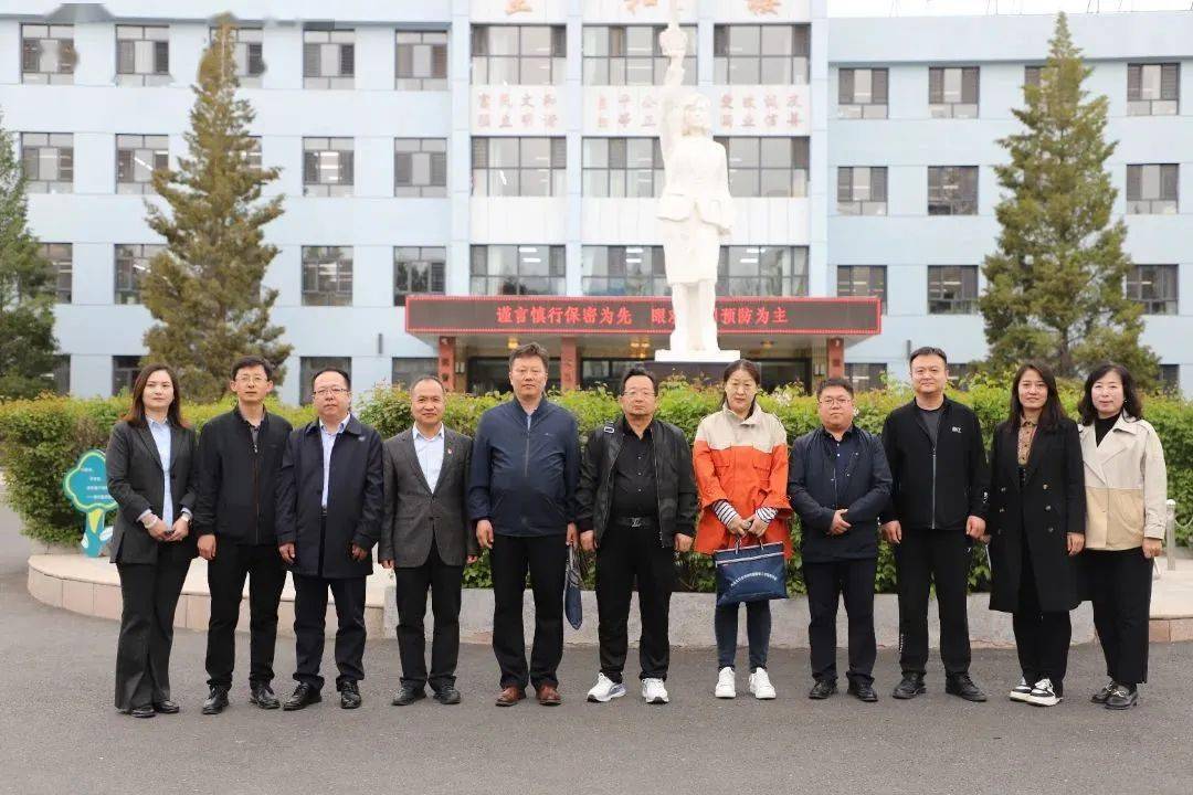 检查组一行先后深入东胜区安达幼儿园,满世小学,满世中学,第六中学,第