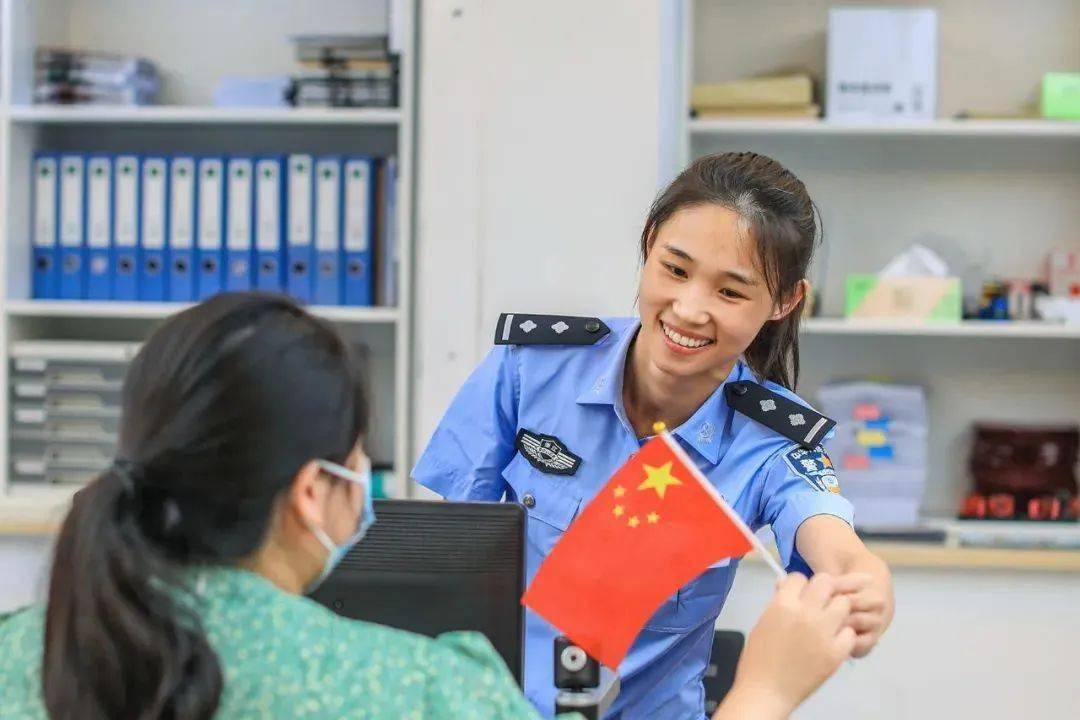 女子朋友圈官宣结婚 民警：赶紧分手！（女子朋友圈官宣结婚怎么评论她）