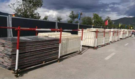 五,钢筋工程施工防雨措施1,钢筋应堆放在垫木或石子隔离层上,堆放地势