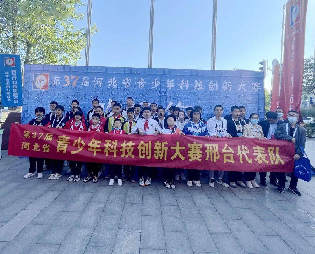 乞景畅,魏泽桦3名学生的参赛作品《无线充电演示器》在物理与天文学