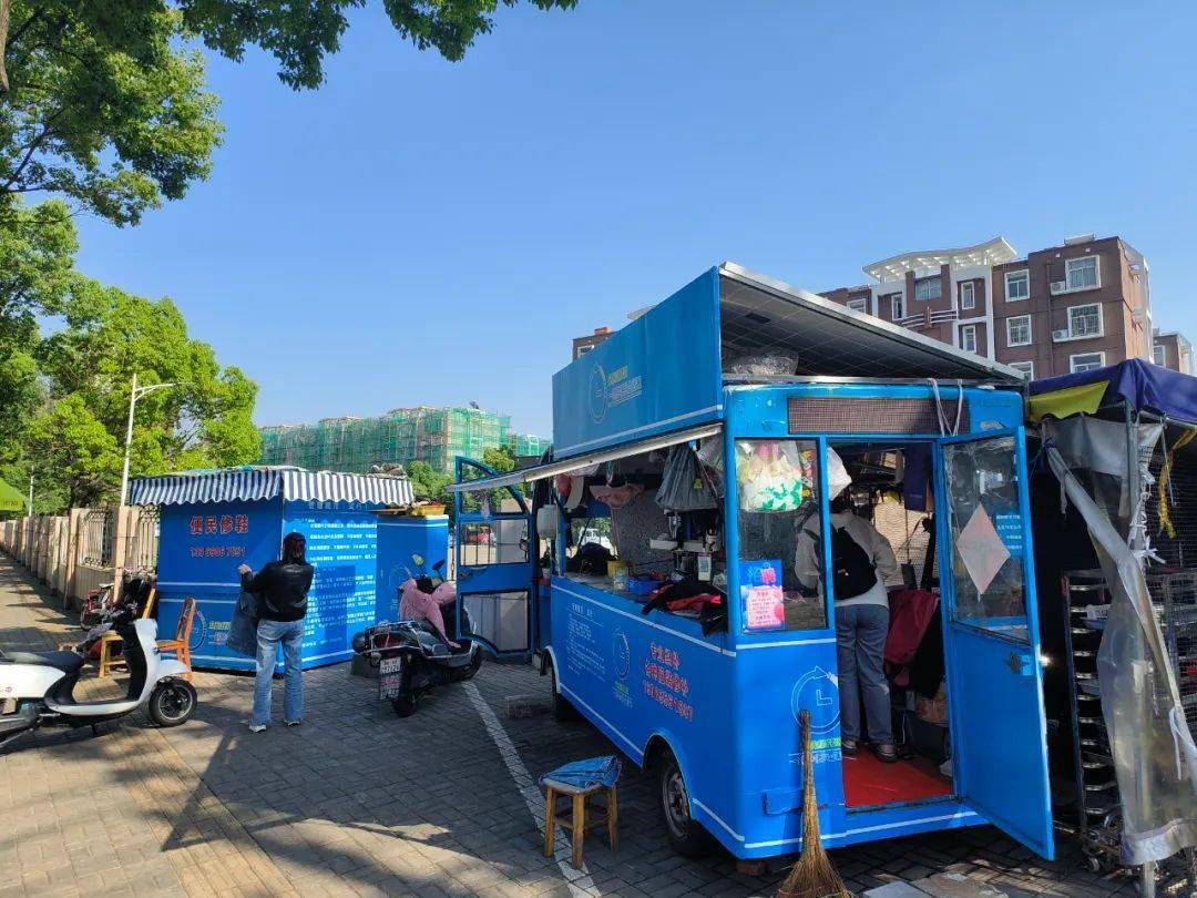 5月9日下午,安庆市经开区管委会副主任涂婷婷亲手将遮阳雨棚递给廖