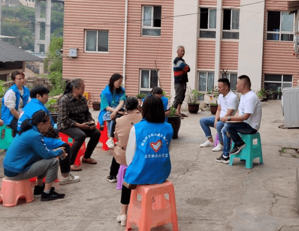 底洞镇团委上罗镇团委组织志愿者向居民发放防灾减灾宣传手册,讲解