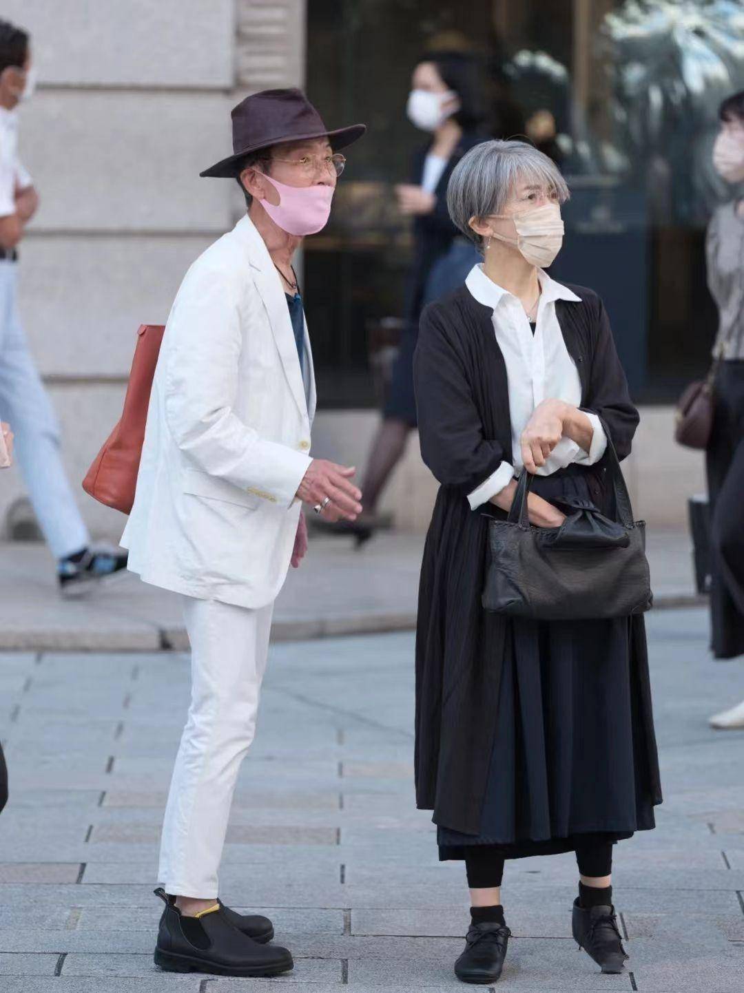 在日本,60,70岁奶奶街拍才是潮流,白发不染,穿衣时髦,都好美