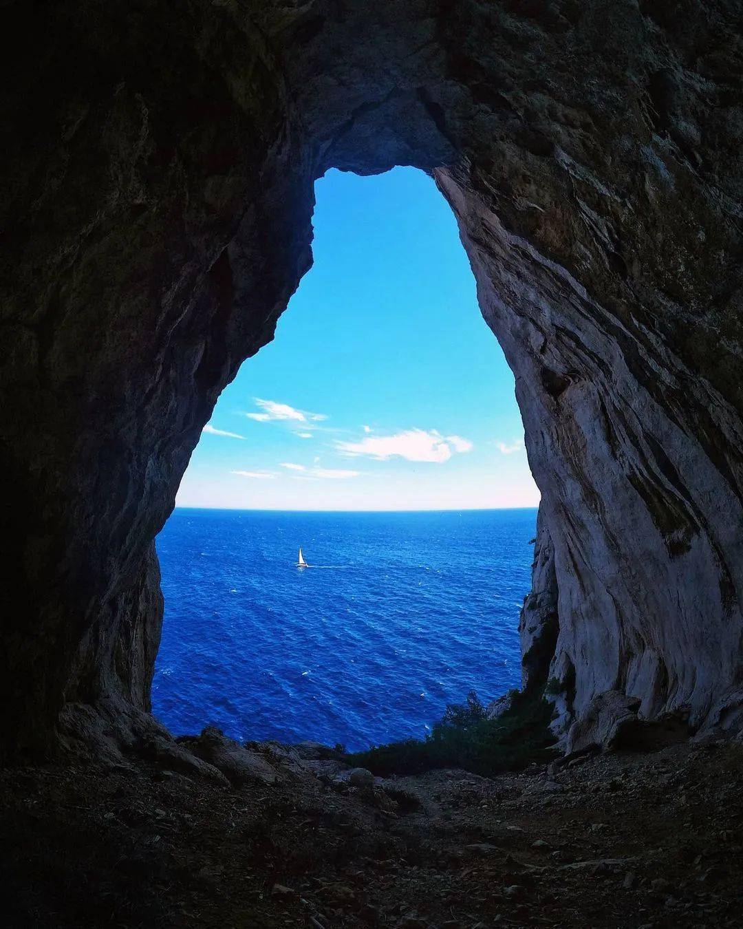 站在洞内,看见外面的大海,海平面上是初升的太阳,映红了整片大海,此刻