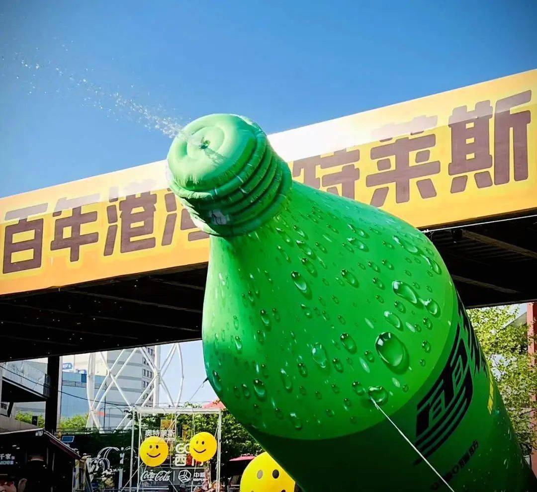 在喷泉广场,巨型无糖雪碧与喷泉交映成辉,快乐气泡随着喷泉喷薄而出