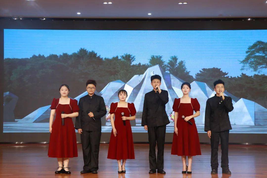 出席本次比赛的评委及嘉宾有:贵州广播电视台主持人
