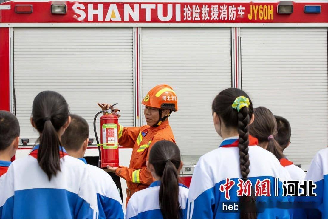 圖為武安市光明小學學生體驗穿戴消防裝備. 李樹鋒 攝