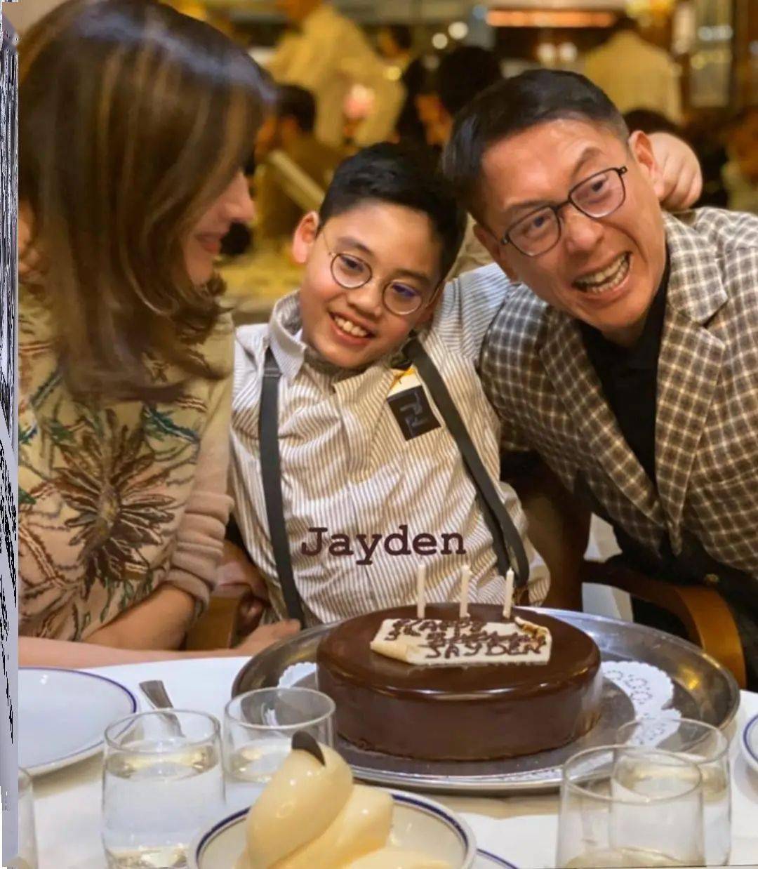 李嘉欣高调炫富,带12岁儿子坐直升飞机过母亲节,母子同框像情侣