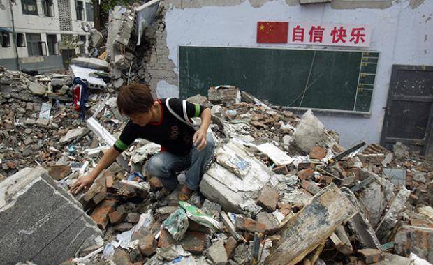 5·12汶川特大地震十五周年:众多市民前往漩口中学遗址祭奠缅怀_历史