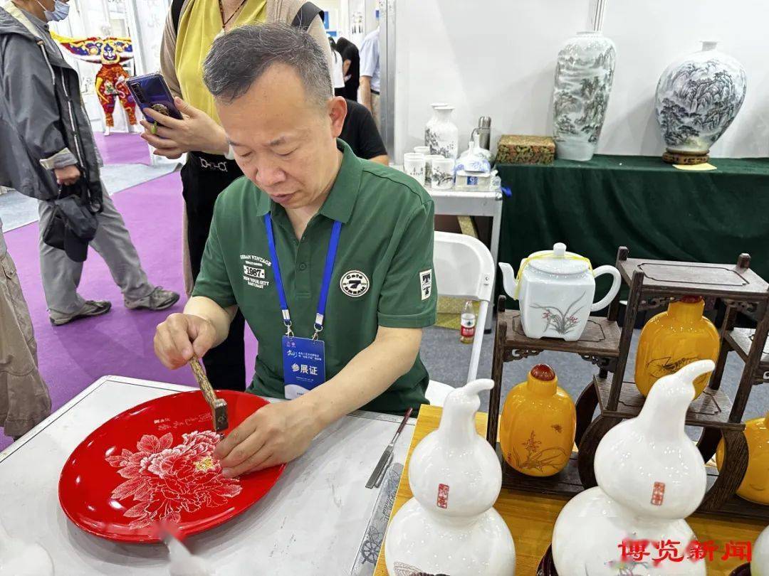 发展均衡,基础雄厚,种类丰富,涵盖淄博陶瓷琉璃,潍坊风筝,青岛贝雕