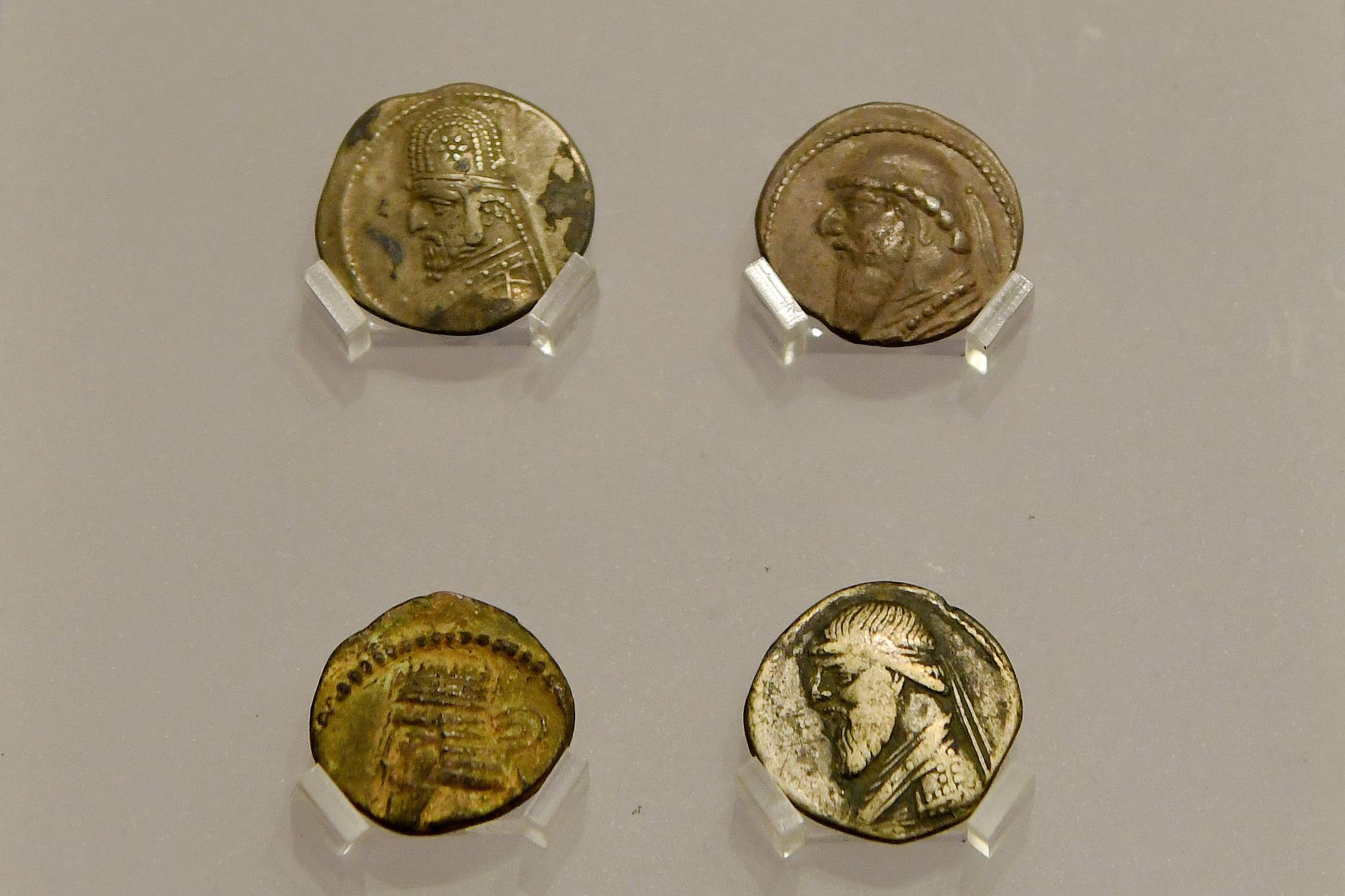 西安大唐西市博物馆里的古丝路货币_中新社