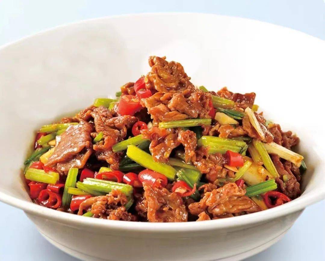 制作方法:起锅烧油,油热后下入解冻好的牛肉片,放